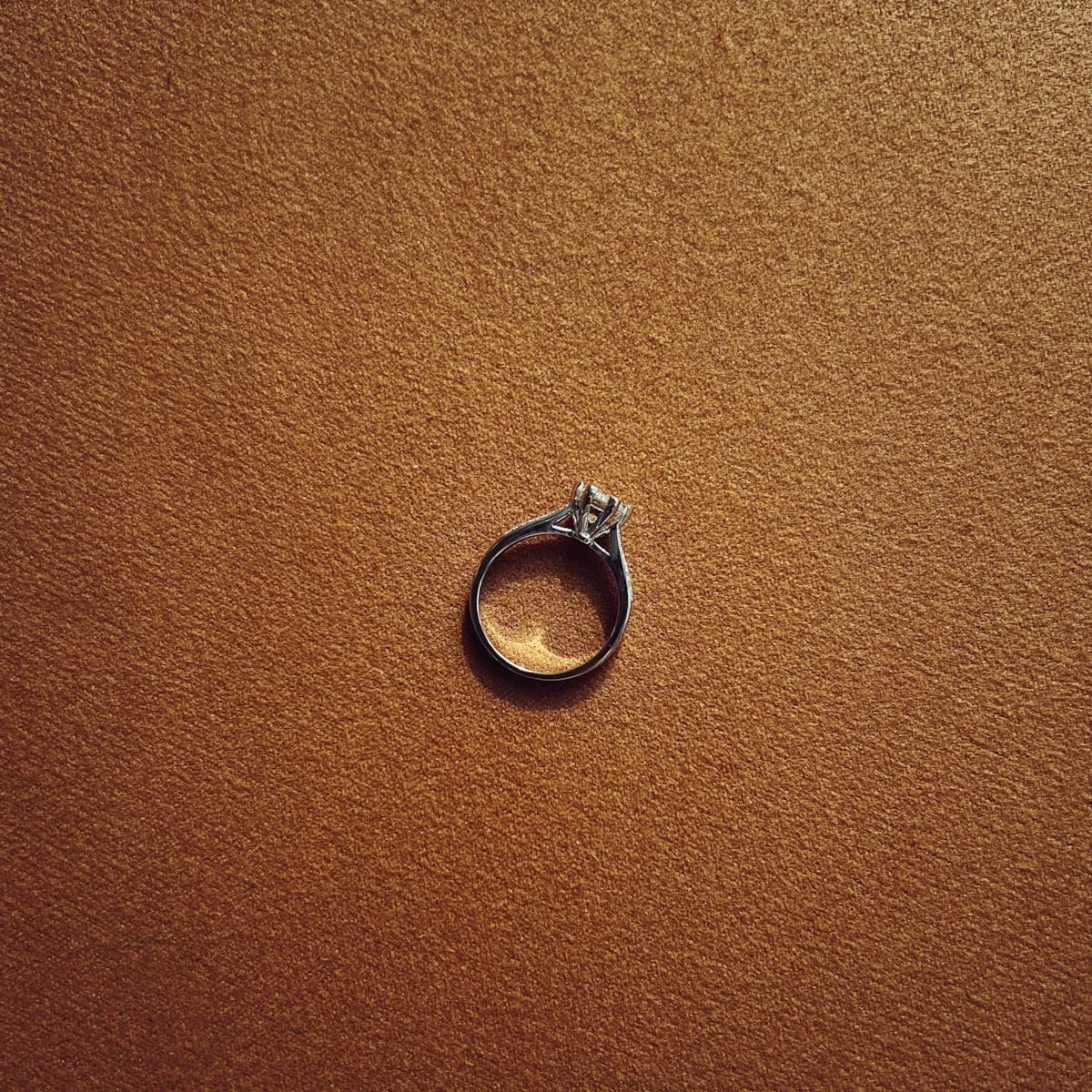 heirloom rings UK, vintage engagement rings, ethical diamond rings, bespoke engagement rings UK, lab-grown diamond UK, recycled gold rings, family heirloom ring, antique ring trends, modern heirloom jewellery, engagement ring stories